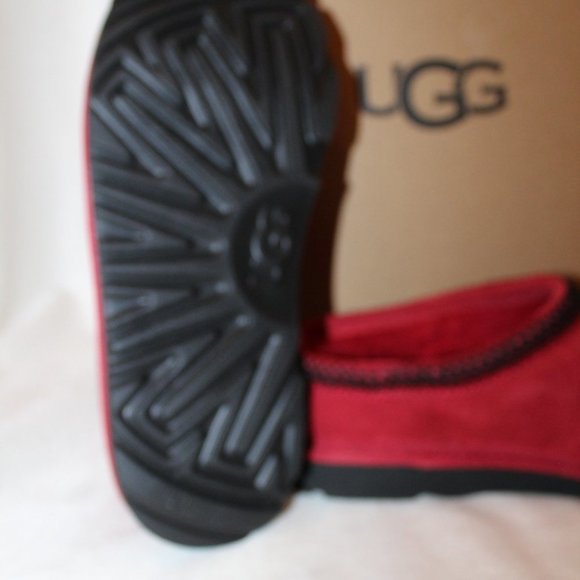 NIB UGG YOUTH 4 5 WOMENS 5.5-6 6.5-7 SUEDE SHEARLING LINED SLIPPERS RED BLACK - Picture 7 of 7